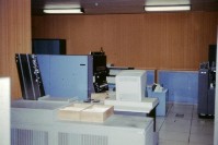 07-Il Centro Elaborazione dati della SpA anno 1979 (CED-DSI) si riescono a vedere le 2 stampanti IBM-3403 sulla sn e la storica IBM-3211 sulla destra, in primo piano il lettore di schede magnetiche..jpg