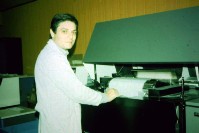 11..Cogliati Agostino anno 1979 alle prese con la mitica stampante IBM-3211..jpg