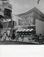 3) Installazione pubblicitaria della carne Galbani e padiglione delle PTT (Poste e Telecomunicazioni Italiane) alla Fiera campionaria di Milano del 1957.jpg