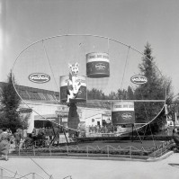 4) Installazioni pubblicitaria Galbani in viale dell'industria alla Fiera Campionaria di Milano del 1957.jpg