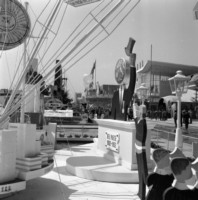 6)  Allestimento pubblicitario formaggino Bel Paese alla Fiera Campionaria di Milano del 1952.jpg