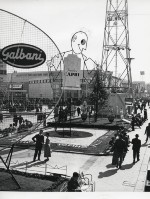 9) Installazioni pubblicitarie in viale dell'industria alla Fiera campionaria di Milano del 1957.jpg