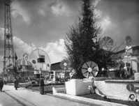 10) Installazioni pubblicitarie in viale dell'industria alla Fiera campionaria di Milano del 1957.jpg