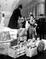 23) Piazza Duomo via Mercanti. con la presenza di Galbani..jpg