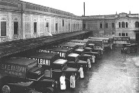 7) Stabilimento di MELZO anno 1934, i camion sono pronti per la spedizione ai depositi, anni '40 '50..jpg