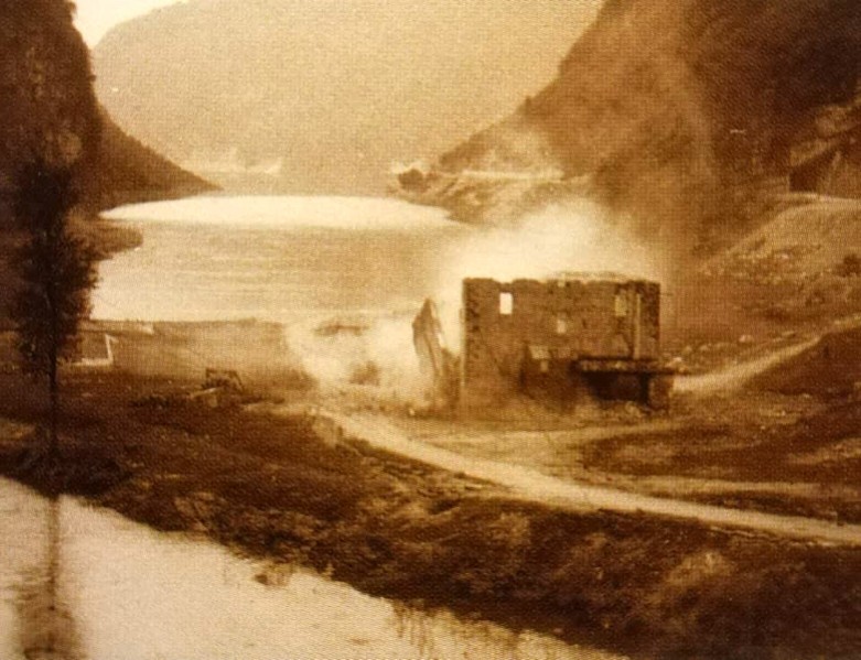 39b-Primo invaso completo del lago 1963 con quanto rimane dell'Hotel di Gena Bassa..jpg