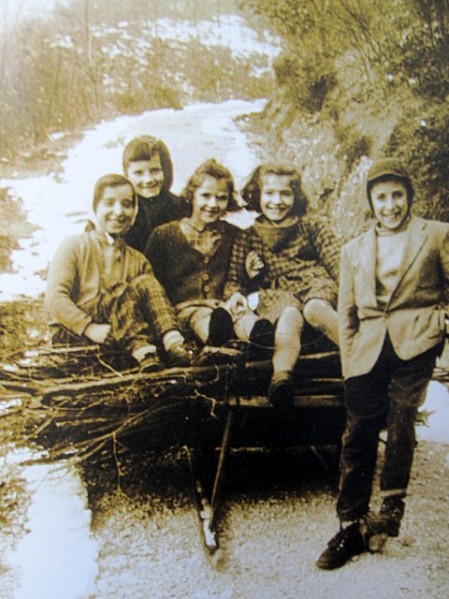 08-Gioventù di Gena sulla mussa lungo la strada che scende da Gena Alta. Da sn Lidia Casanova, Augusto Casanova, Caterina Case, Teresa Case, Dario Casanova, ragazzi da Gena Media. Fine anni '50..jpg