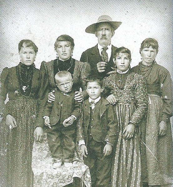 72-Famiglia di Pietro Casanova dei TOSCANI e Teresa De Donà con le figlie Virginia e Flora e la nuora Caterina accanto ai suoi figli Onorato (nato nel 1905) ed Ettore.jpg