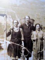 15-Maria Casanova a sn e Caterina Casanova da Gena media con in mezzo Carmela Casanova (nata nel 1913) scesa da Gena Alta per fare la spesa all'hotel..jpg