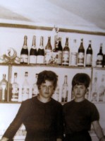 03-Graziella a sn e Luigina Moretti all'osteria a I Stua. Anni '60..jpg