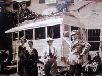09-La prima corriera S. Giustina-Sospirolo-Gosaldo a California con l'autista Peretti. Anno 1920..jpg