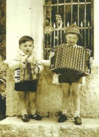 15-Germano (a sinistra) e Cesare Moretti al capitello di S. Antonio a I Stua. Primi anni '60.jpg