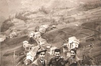 03-Dicembre 1956,Gena Alta.E' ben riconoscibile il Maestro Vittorio Casanova. Foto fatta in località SORA I SASS di Gena Alta durante una gita domenicale..jpg