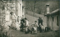 71-La BOCERIA del paese vi fa cerchio, magari dei Toscani, forse dei Bortoi oppure dei Sbareghei, dei Meceloi, dei Longhi, dei Gottardi o dei Meneghei, tutti soprannomi del posto.jpg