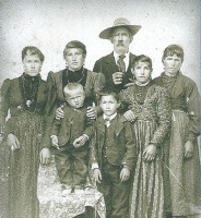 72-Famiglia di Pietro Casanova dei TOSCANI e Teresa De Donà con le figlie Virginia e Flora e la nuora Caterina accanto ai suoi figli Onorato (nato nel 1905) ed Ettore.jpg