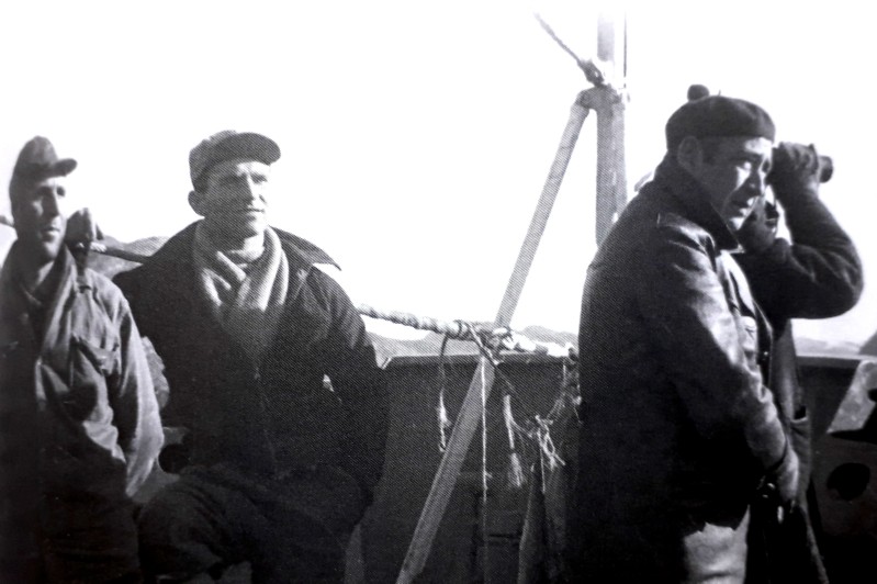 103) Gnepesca IIIn rada ad Halifax (Canada) anno 1955. a sn Peppino Mancinelli, Romeo Pomante. A ds Giovanni Roccardi regista dell'OCEANO CI CHIIAMA..jpg