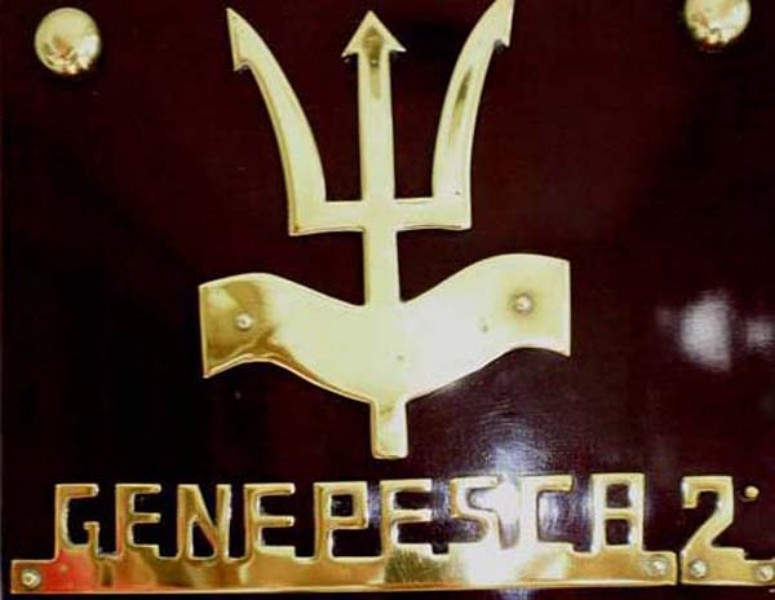 104-Lo stemma Genepesca riportato sui fumaioli delle prorpie navi..jpg
