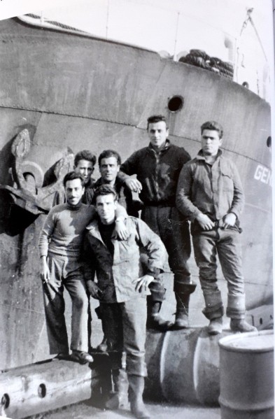 11) Gruppo del Genepesca II. da sn Giorgio Di Simone, detto 'Muntangolo' , Ernestino Vernisi detto'Mancarone' dietro Antonio Mazzone 'lu Picurone'. anno 1956..jpg