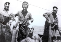 140) Alcuni veterani di Silvi in pesca, Vernisio Onorato, Elio Mazzone ed Enzo Mazzone con le loro prede..jpg