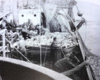15) Grande pescata sul Genepesca I. Si riconosce di spalle, con il cappellino nero, il nostromo Tommaso Mancinelli (Lu Chiove). 1962..jpg
