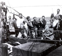161) Parte dell'equipaggio tutti silvaroli con trofei di pesca, della nave da pesca oceanica -La nostra signota del mare- 1963..jpg