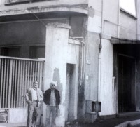 162) Vittorio Scordella e Edelwais Ferrari davanti al cancello d'entrata della Sede della comapgnia GENEPESCA a Livorno..jpg