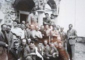 02-Grande Dixence un gruppo di lavoratori di San Gregorio nelle Alpi presso il cantiere. Anno 1960 in occasione della visita del parroco Don Evaristo Viel.jpg