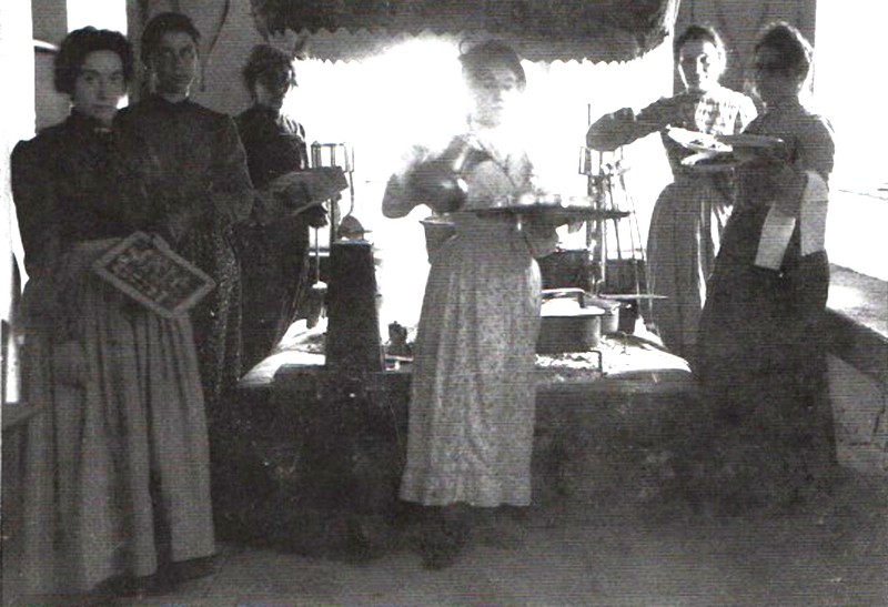 37) In primo piano Rosina, a sinistra con la famosa lavagnetta su cui scrivere i conti coi gessetti r Maria, al centro, ritratte agli inizi del Novecento col personale di servizio verso la sala da pranzo.jpg