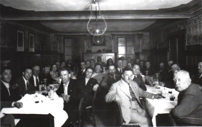 38) Dicembre 1943. Nell'albergo a La Stanga, pranzo di Santa Barbara per i dipendenti della SADE. Illuminazione s gsas prodotto dal carburo (acetilene).jpg