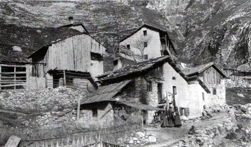 40) Il villaggio del Tornèer agli inizi del secolo scorso .Situato nel comune di La Valle Agordina, all'imbocco sud dell'attuale galleria dei Castèi, abitato da carbonai, boscaioli e carrettieri.jpg