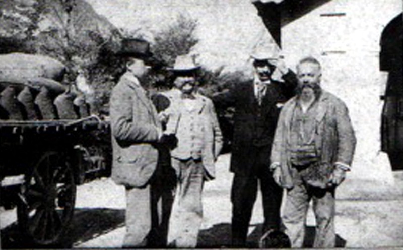 41b) La Stanga inizio '900 - Giuseppe Zanella-Il carro dalle larghe e robuste ruote, carico di sacchi di carbone da trasportare alla stazione ferroviaria di Bribano.jpg