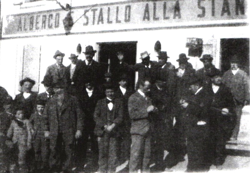 46) La scritta Albergo Stallo alla Stanga testimonia che questo gruppo é stato ritratto nei primi decenni del secolo scorso.jpg