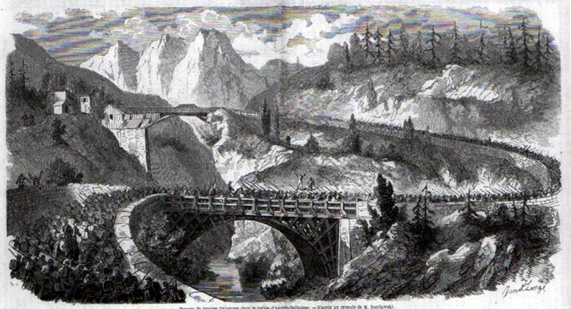 47) Autunno 1866. Questa incisione mostra il passaggio del Cordevole sul Pont Bass delle truppe italiane che risalgono il canale di Agordo dirette verso i nuovi confini.jpg