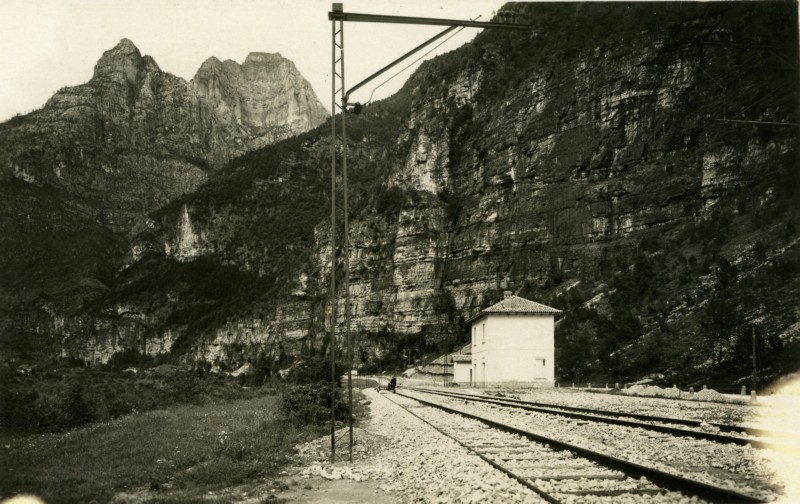 50) Ferrovia Bribano - Agordo Fermata de -La Stanga-, Monte Coro.jpg