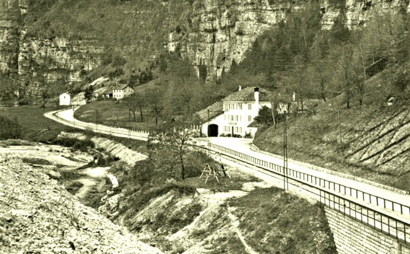 52) La ferrovia lungo la strada provinciale, appena a destra la storica locanda della Stanga, più in avanti si scorge la stazioncina omonima (Km 14.8 – 438 (1).JPG