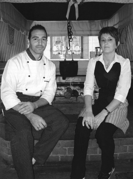 58)  Luca e Patrizia,  attuali propietari e gestori del ristorante alla Stanga, seduti sullo storico Larin.jpg