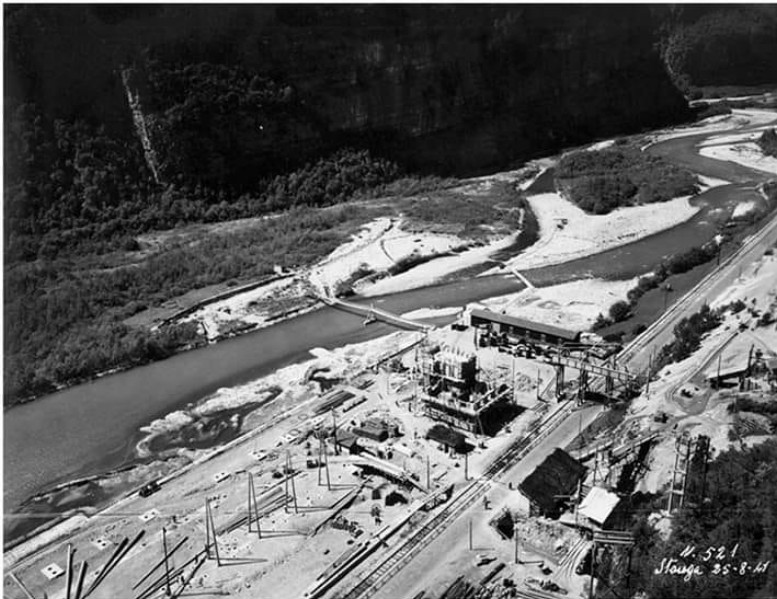 62a) Cantieri aperti alla stanga 1941 - Caricavano a mano vagoncini di un trenino con la sabbia del Cordevole..jpg