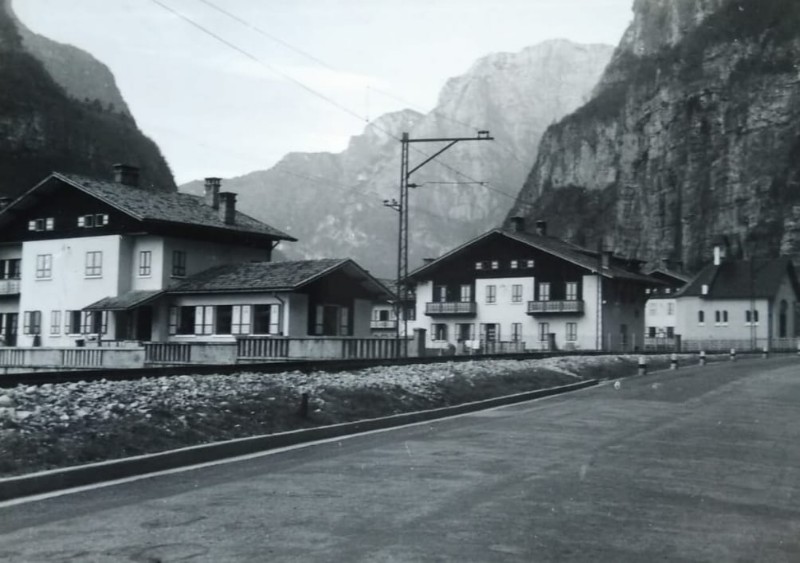 62e) Il villaggio alla stanga , la chiesetta di Santa Barbara e la meravigliosa ferrovia...jpg