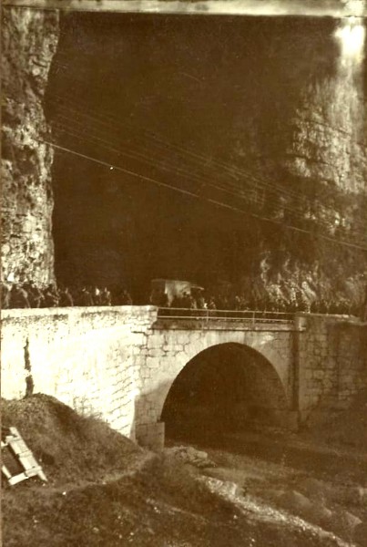 68b) La Stanga...Ponte val del Piero che veniva chiamata 'la grotta del PRINCIPE AMEDEO'.  anni '30..jpg