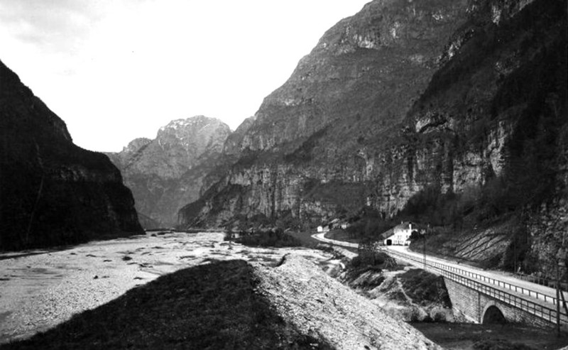 74) Antico Albergo alla Stanga prima d4lla costruzione del villaggio e della centrale elettrica..jpg