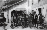 10) Un gruppo di cacciaroi (tra i quali unoi molto giovane) davanti all'albergo a La Stanga mostra le lepri uccise nella battuta appena conclusa.jpg