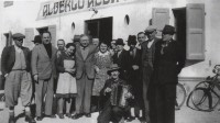 11) Prazo alla Stanga dopo la 2a guerra mondiale con le cameriere Camilla Merotto (a sn) e Silvia Bortot (a ds) . Il fisarmonicista era soprannominato -Al Bacan- di Taibòn.jpg