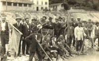 14) lo stesso giorno!! Riconoscibile alle spalle del folto gruppo l'Osteria alla Stanga sul Cordevole.jpg