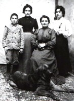 2) Libera Zanella di Agordo (seduta) posa per il ritratto fotografico verso il 1903 assieme ai cugini di La Stanga Domenico (a sinistra) Rosa (al centro) e Maria (a destra).jpg
