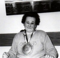 3) Germana De Martin in occasione del suo pensionamento all'inizio anni '90 con la medaglia al collo fatta col coperchio di un barattolo di conserva.jpg