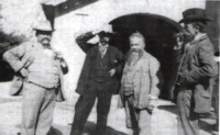 4) Giuseppe Zanella, é quello con la barba e senza cappello, a La Stanga tra la fine del 1800 e il 1901. Il primo a sinistra dovrebbe essere il nipote Carlo.jpg