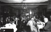 38) Dicembre 1943. Nell'albergo a La Stanga, pranzo di Santa Barbara per i dipendenti della SADE. Illuminazione s gsas prodotto dal carburo (acetilene).jpg