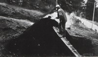 39) 1986. L'ultimo poiàt, allestito nel territorio di Selva di Cadore, viene controllato dal carbonaio.jpg