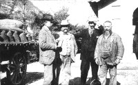 41a) Giuseppe Zanella è il primo a destra, sulla sinistra c'è un carro carico di sacchi di carbone pronti per il trasporto..jpg
