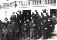 46) La scritta Albergo Stallo alla Stanga testimonia che questo gruppo é stato ritratto nei primi decenni del secolo scorso.jpg